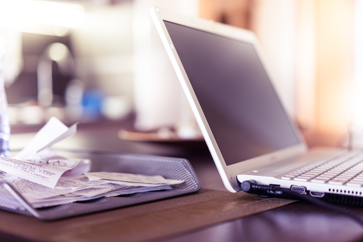 Schreibtisch mit Laptop und Zettelablage Schreibtisch mit Laptop und Zettelablage