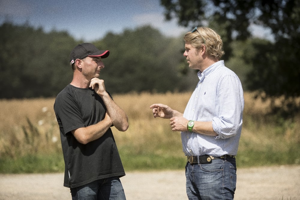 Landwirt redet mit Agrarexperten.